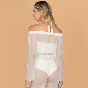 A Blusa de Tela off white da De Chelles é uma inovação na moda praia de luxo, feita para mulheres modernas.