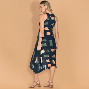 Vestido regata com estampa localizada, unindo sofisticação e modernidade através de elementos geométricos e orgânicos em cores naturais, perfeito para um estilo elegante e contemporâneo.