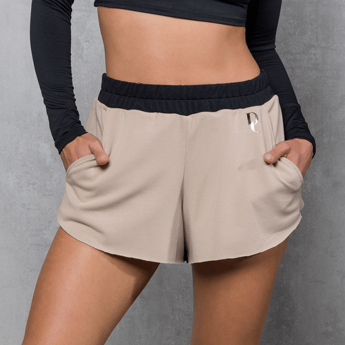 Shorts de corrida em malha moletom leve com recortes contrastantes e bolsos funcionais, proporcionando estilo e liberdade de movimento para atividades físicas e urbanas.