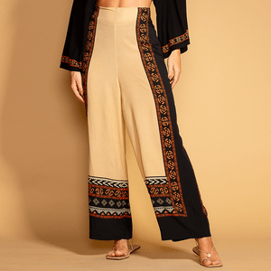 Calça Pantalona com estampa contornada, produzida em viscose premium para toque suave. Elegância e conforto em uma peça versátil.
