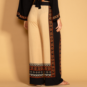 Calça Pantalona com estampa contornada, produzida em viscose premium para toque suave. Elegância e conforto em uma peça versátil.