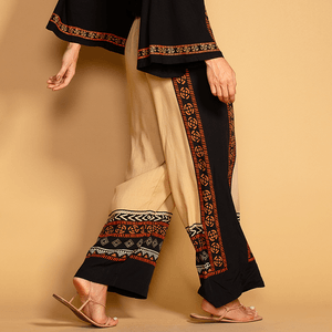 Calça Pantalona com estampa contornada, produzida em viscose premium para toque suave. Elegância e conforto em uma peça versátil.