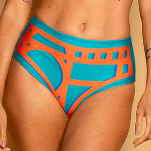 Hot Pant Dupla Face Estampa Dunas: celebre a natureza com estilo e proteção UV50+. Design versátil para looks únicos e autoestima elevada.