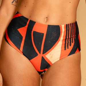 Hot Pant Dupla Face Tribo do Sol com proteção UV50+, fio duplo e estampa cultural. Versátil e estilosa.