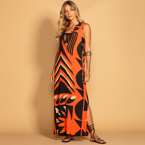 Vestido Longo Tribo do Sol: elegância e versatilidade para os seus dias de verão com um toque de glamour à beira-mar.