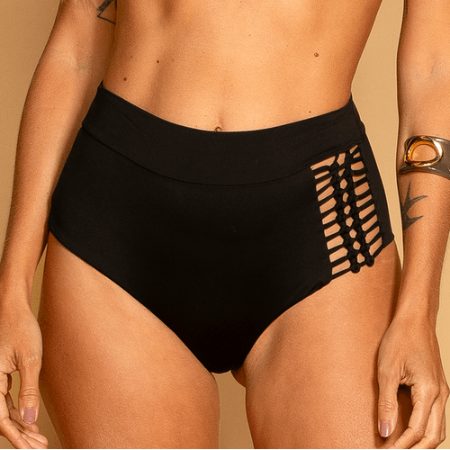 Hot Pant Preto Detalhe Macramê: elegância, conforto e um toque artesanal único para seus dias de sol.