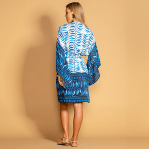 Kimono Manga Japonesa A.Calma: Elegância oriental com mangas amplas, faixa de amarração e estampa exclusiva para um visual sofisticado.