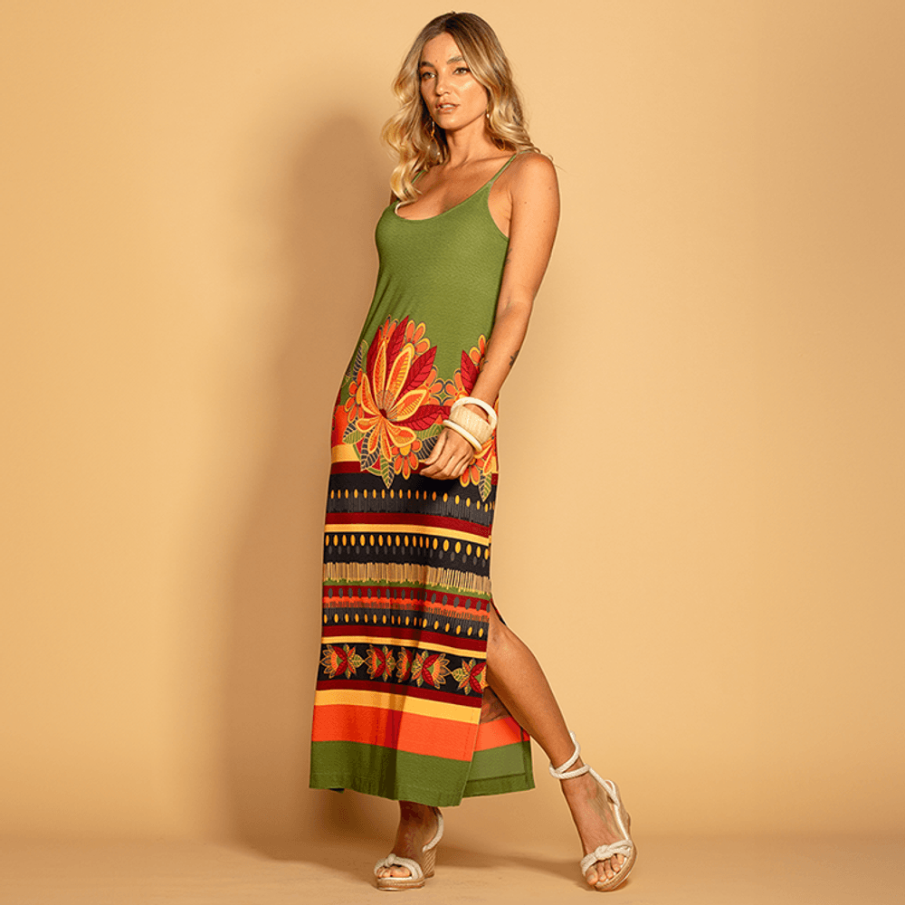 Vestido tricô alças finas estampa Maná. Conforto e elegância em um design versátil para todas as ocasiões. Adquira o seu agora!