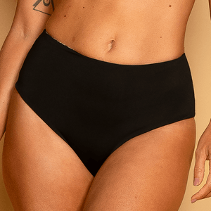 Hot pant dupla face com estampa Trama e proteção UV 50+. Versatilidade e estilo para seu guarda-roupa de praia!