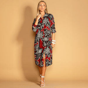 Chemise midi estampada com comprimento elegante e versátil. Ideal para qualquer ocasião, oferecendo estilo e conforto com mangas 3/4 ou longas.