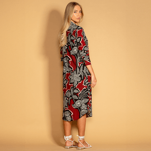 Chemise midi estampada com comprimento elegante e versátil. Ideal para qualquer ocasião, oferecendo estilo e conforto com mangas 3/4 ou longas.