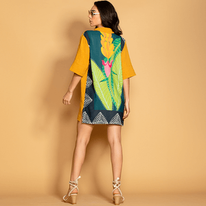 Chemise curta com estampa localizada vibrante, comprimento sensual e tecido leve. Versátil para usar como vestido ou sobreposição, ideal para qualquer ocasião.