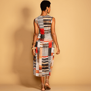 Vestido de tule estampado com detalhes franzidos laterais. Sofisticação e movimento para um look elegante e moderno!