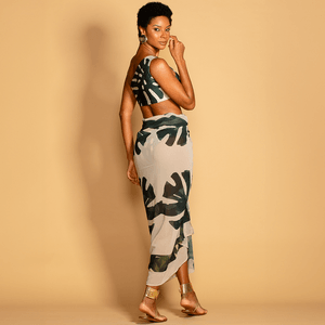 Canga quadrada em voil com estampa tropical, leve e versátil para diversos looks de praia. Conforto e estilo garantidos.