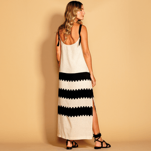 Vestido longo com alças de corda ajustáveis e ilhós. Estampa vibrante e tecido leve para conforto e estilo nos dias quentes