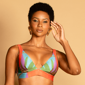 Top triângulo com bojo leve, alças alongadas e estampa vibrante. Proteção UV 50+ para um verão moderno e cheio de estilo!