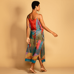 Vestido em voil leve e fluido com estampa vibrante. Conforto e estilo para os dias quentes de verão ou passeios à beira-mar!