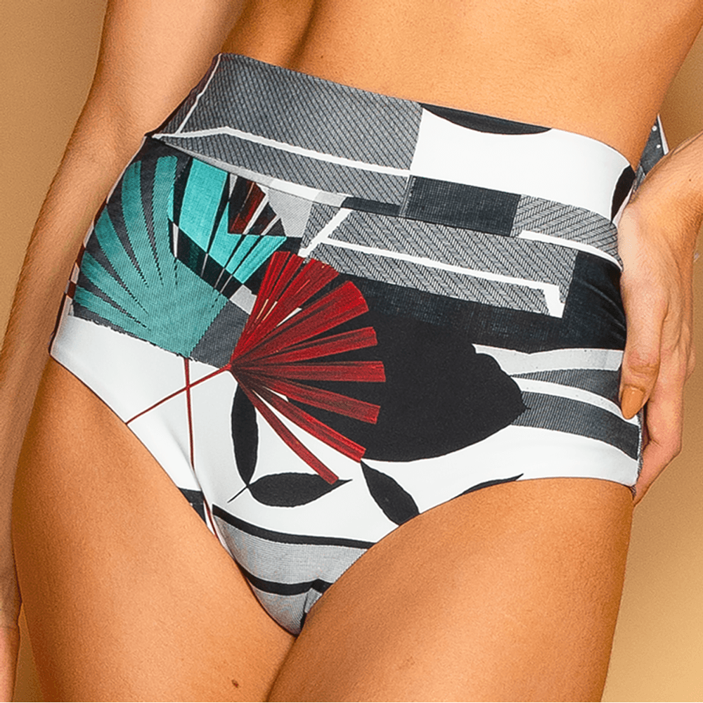 Hot pant com fio duplo, cós confortável e proteção UV50+. Estampa moderna e elegante. Compre em até 6x.