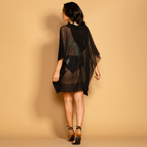 Kaftan curto com capuz em tule, bolsos práticos e proteção UV50+. Conforto e estilo em até 6x.