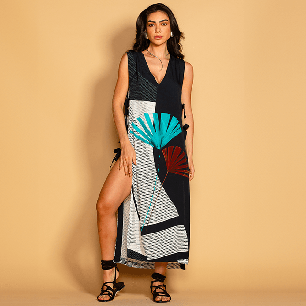 Vestido longo com fendas e amarrações laterais, leve e elegante. Estilo sofisticado em até 6x.