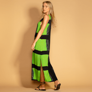 Vestido longo com estampa Clorofila, zíper nas costas e modelagem fluida. Sofisticação e conforto para arrasar no verão!