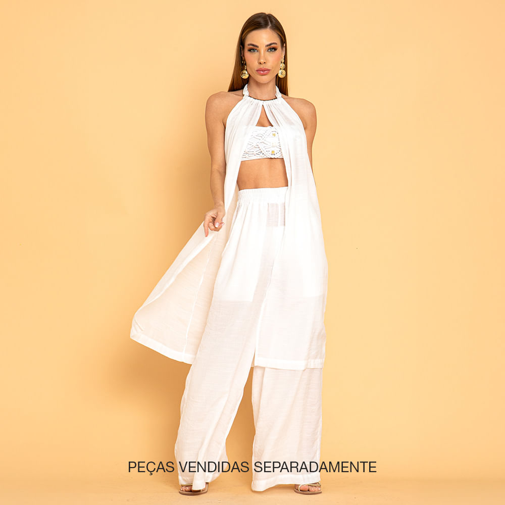 Saída de praia midi frente única com tecido fluido e gargantilha metálica. Sofisticação e conforto para brilhar em eventos de verão.