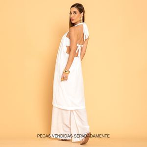 Saída de praia midi frente única com tecido fluido e gargantilha metálica. Sofisticação e conforto para brilhar em eventos de verão.