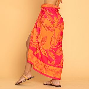 Canga Quadrada Pitaya De Chelles, multifuncional, com estampa vibrante e estilo moderno. Versátil, confortável e ideal para o verão