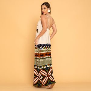 O Vestido de Viscose Estampa Localizada De Chelles combina conforto, estilo e sofisticação para os dias quentes, ideal para passeios e momentos de lazer.