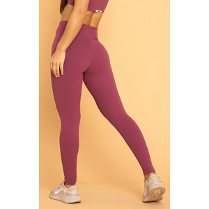 Legging Viena canelada com cós anatômico e proteção UV 50+. Tecido com compressão e elasticidade para treinos e looks versáteis.