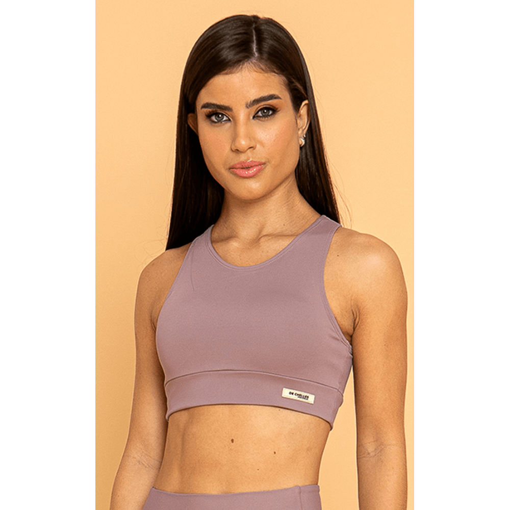 Top blush com detalhe artesanal em macramê e proteção UV 50+. Tecido Rib Power Basic com bojo removível e costas nadador para mobilidade.